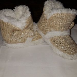 🌸 Toddler slip ons with bows on the side.